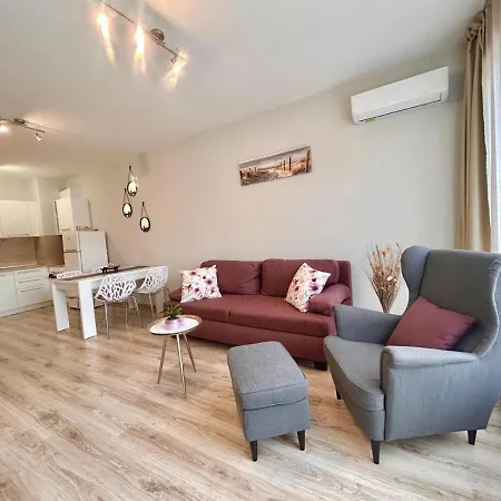 Blue Lagoon Seafront * فارنا