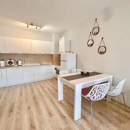 Blue Lagoon Seafront * فارنا