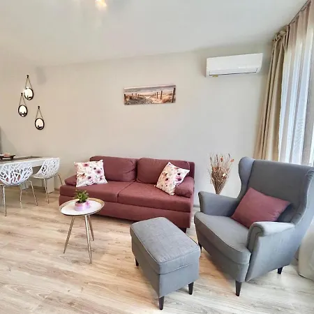 Blue Lagoon Seafront Apartment Warna
