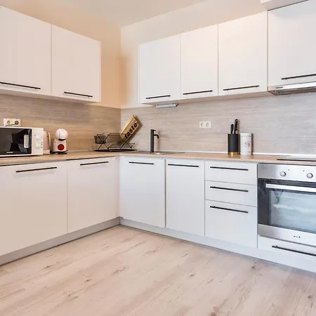 Blue Lagoon Seafront דירה *