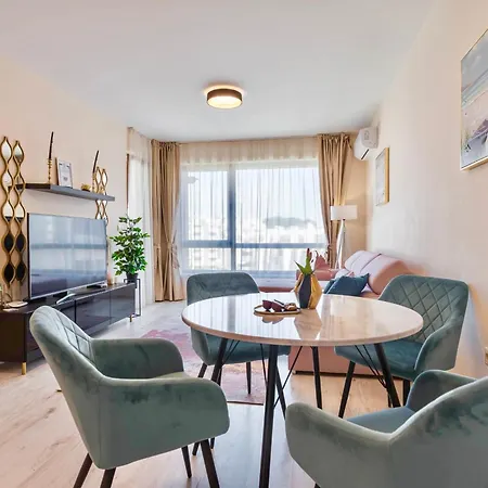 Blue Lagoon Seafront شقة فارنا