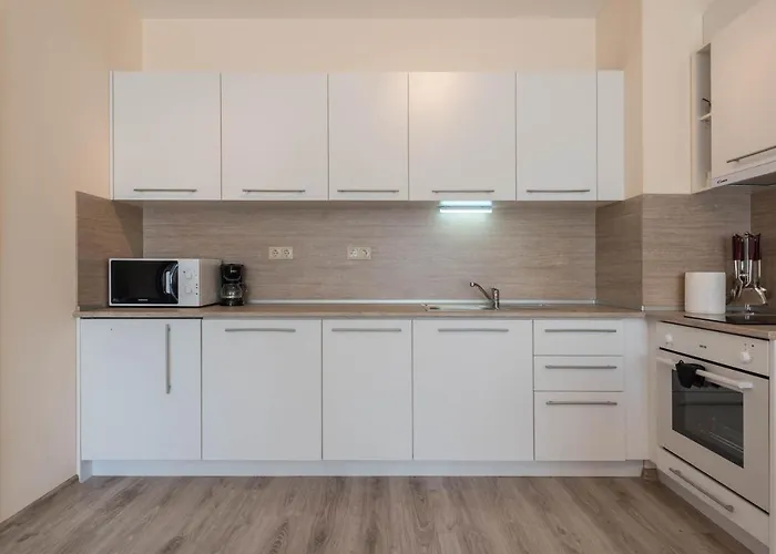 Blue Lagoon Seafront דירה וארנה