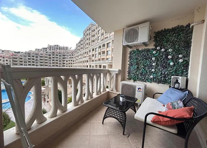 Blue Lagoon Seafront דירה *